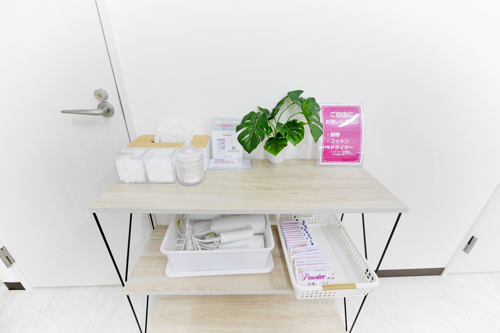 綿棒やコットン、ヘアドライヤーなどが整理された備品棚。来店者が自由に利用可能なサービス。